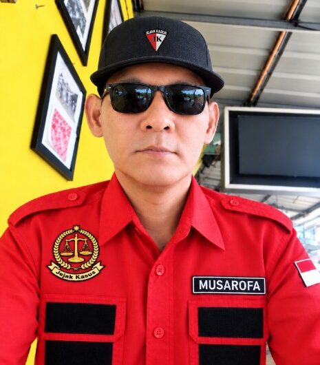 *Pimpinan Wartawan jejak kasus info Pantau Kondisi ekonomi masyarakat masyarakat* Bangka Barat jejak kasus info Mentok Bangka Barat- Wartawan jejak kasus info melakukan pemantauan terhadap kondisi ekonomi masyarakat di kecamatan Mentok kabupaten Bangka Barat, seiring dengan tingginya harga komoditas timah yang dinilai turut memberikan dampak terhadap aktivitas perekonomian masyarakat. Dari hasil Pamantunan di sejumlah titik, kondisi aktivitas ekonomi dan perdagangan di pasar terlihat cukup ramai, masyarakat mulai kembali melakukan aktivitas jual beli, sementara para pelaku usaha kecil dan pedagang turut merasakan adanya pegerakan ekonomi yang lebih baik. Tingginya harga timah menjadi salah satu faktor yang ikut memengaruhi daya beli masyarakat, khusus nya bagi warga yang menggantungkan pendapatan dari sektor pertambangan timah,ketika pendapatan masyarakat meningkat, perputaran uang di tingkat lokal juga cenderung ikut bergerak, mulai dari pasar tradisional, warung usaha kuliner hingga berbagai sektor jasa. Wartawan jejak kasus info menilai, kondisi tersebut menjadi bagian penting yang perlu terus dipantau, terutama untuk melihat sejauh mana peningkatan harga timah memberikan dampak nyata terhadap kesejahteraan masyarakat Bangka Barat. Namun demikian, geliat ekonomi masyarakat juga perlu diringi dengan perhatian terhadap stabilitas harga kebutuhan pokok, ketersedian barang, srta keberlangsungan usaha masyarakat kecil, pemerintah daerah bersama seluruh pihak terkait diharapkan dapat terus menjaga agar pertumbuhan aktivitas ekonomi dapat dirasakan secara merata oleh masyarakat. Wartawan jejak kasus info menyampaikan bahwa pemantauan tersebut merupakan bagian dari kepedulian terhadap kondisi sosial dan ekonomi masyarakat data serta kondisi yang ditemukan di lapangan diharapkan dapat menjadi bahan evaluasi bagi pihak terkait dalam mengambil kebijakan yang berpihak kepada kepentingan masyarakat. Dengan harga timah yang cukup tinggi, kita melihat adanya peningkatan aktivitas ekonomi masyarakat pasar terlihat cukup ramai dan perputaran ekonomi mulai terasa. Namun kondisi ini tetap perlu dipantau agar menfaat nya dapat dirasakan secara luas oleh masyarakat Bangka Barat ", ujar masyarakat sekitar pasar. Kedepan, wartawan jejak kasus info akan terus melakukan pemantauan terhadap perkembangan ekonomi masyarakat, termasuk aktivitas perdagangan, daya beli kondisi pelaku usaha kecil, dampak perubahan harga komoditas timah terhadap kehidupan masyarakat di Bangka Barat.( penulis musarofa) ( Redaksi)