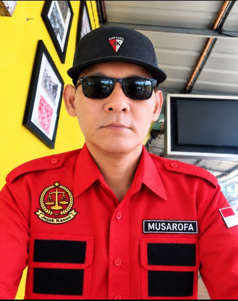 *Pimpinan Wartawan jejak kasus info Pantau Kondisi ekonomi masyarakat masyarakat* Bangka Barat jejak kasus info Mentok Bangka Barat- Wartawan jejak kasus info melakukan pemantauan terhadap kondisi ekonomi masyarakat di kecamatan Mentok kabupaten Bangka Barat, seiring dengan tingginya harga komoditas timah yang dinilai turut memberikan dampak terhadap aktivitas perekonomian masyarakat. Dari hasil Pamantunan di sejumlah titik, kondisi aktivitas ekonomi dan perdagangan di pasar terlihat cukup ramai, masyarakat mulai kembali melakukan aktivitas jual beli, sementara para pelaku usaha kecil dan pedagang turut merasakan adanya pegerakan ekonomi yang lebih baik. Tingginya harga timah menjadi salah satu faktor yang ikut memengaruhi daya beli masyarakat, khusus nya bagi warga yang menggantungkan pendapatan dari sektor pertambangan timah,ketika pendapatan masyarakat meningkat, perputaran uang di tingkat lokal juga cenderung ikut bergerak, mulai dari pasar tradisional, warung usaha kuliner hingga berbagai sektor jasa. Wartawan jejak kasus info menilai, kondisi tersebut menjadi bagian penting yang perlu terus dipantau, terutama untuk melihat sejauh mana peningkatan harga timah memberikan dampak nyata terhadap kesejahteraan masyarakat Bangka Barat. Namun demikian, geliat ekonomi masyarakat juga perlu diringi dengan perhatian terhadap stabilitas harga kebutuhan pokok, ketersedian barang, srta keberlangsungan usaha masyarakat kecil, pemerintah daerah bersama seluruh pihak terkait diharapkan dapat terus menjaga agar pertumbuhan aktivitas ekonomi dapat dirasakan secara merata oleh masyarakat. Wartawan jejak kasus info menyampaikan bahwa pemantauan tersebut merupakan bagian dari kepedulian terhadap kondisi sosial dan ekonomi masyarakat data serta kondisi yang ditemukan di lapangan diharapkan dapat menjadi bahan evaluasi bagi pihak terkait dalam mengambil kebijakan yang berpihak kepada kepentingan masyarakat. Dengan harga timah yang cukup tinggi, kita melihat adanya peningkatan aktivitas ekonomi masyarakat pasar terlihat cukup ramai dan perputaran ekonomi mulai terasa. Namun kondisi ini tetap perlu dipantau agar menfaat nya dapat dirasakan secara luas oleh masyarakat Bangka Barat ", ujar masyarakat sekitar pasar. Kedepan, wartawan jejak kasus info akan terus melakukan pemantauan terhadap perkembangan ekonomi masyarakat, termasuk aktivitas perdagangan, daya beli kondisi pelaku usaha kecil, dampak perubahan harga komoditas timah terhadap kehidupan masyarakat di Bangka Barat.( penulis musarofa) ( Redaksi)